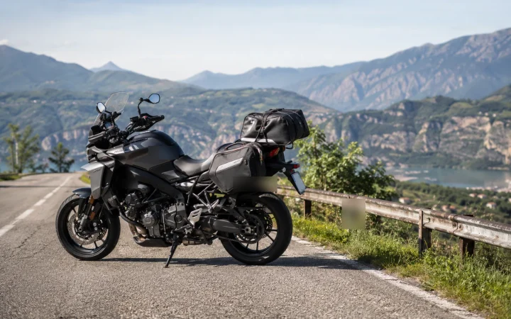 Moto da turismo con bagaglio leggero pronta per un weekend